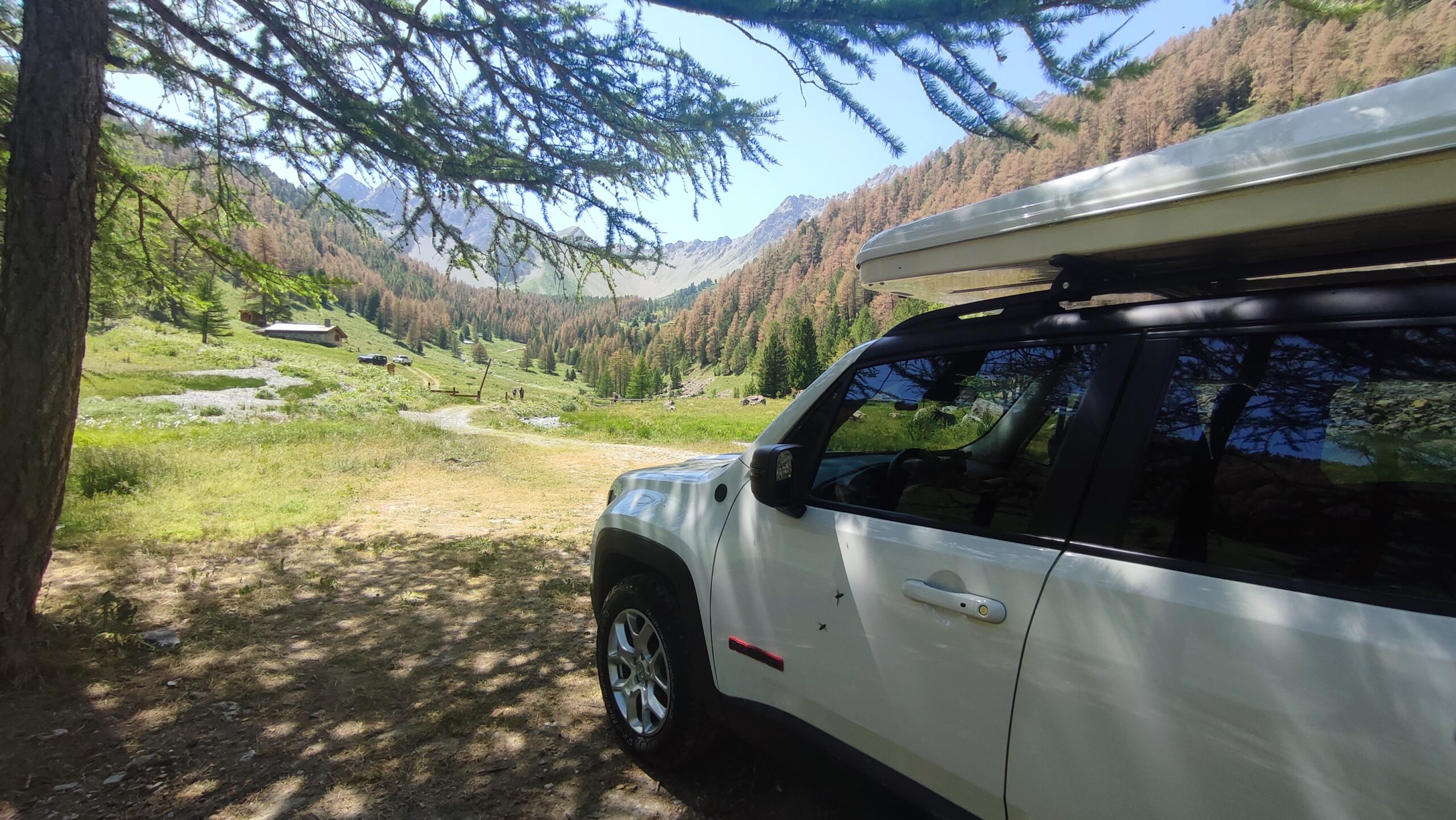 Jeep in mezzo alla Valle francese